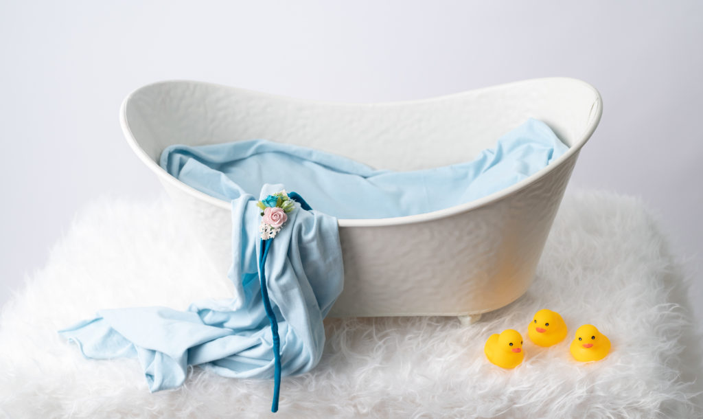 mini baignoire wrap bleu et headband bleu fleuri trois canards jaunes photographe bébé Houilles Yvelines la Défense