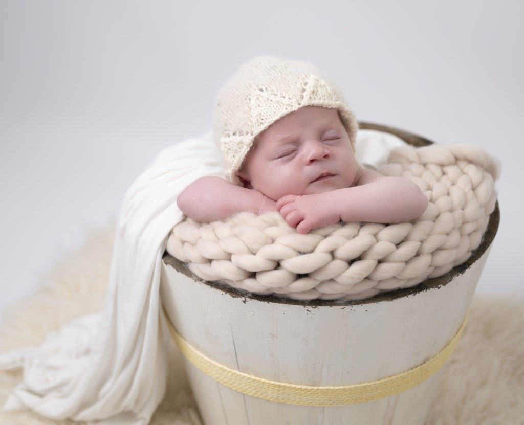 bébé endormie dans seau en bois photographe naissance nouveau-né houilles yvelines la défense