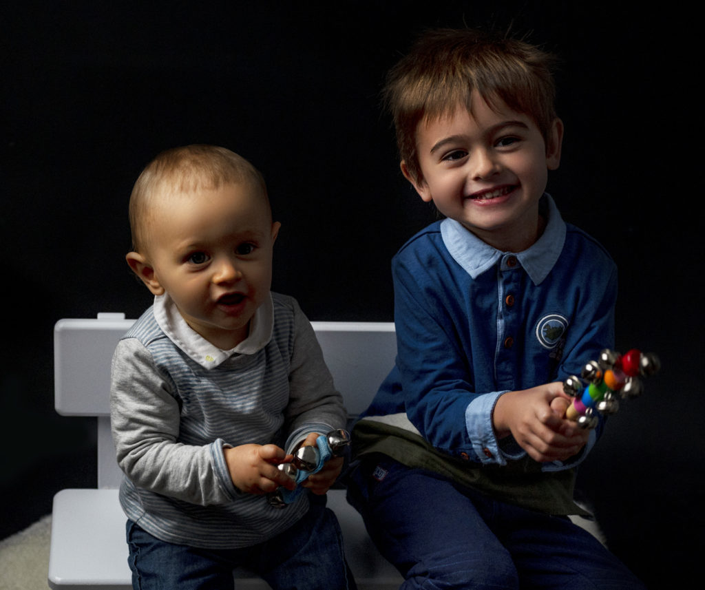 deux frères assis côte à côte sourire caméra photographe bébé famille Houilles Yvelines la Défense