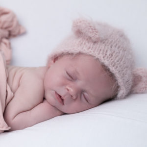 nouveau-né bonnet rose oreilles d'ours endormie à plat ventre sur beanbag photographe naissance nouveau-né Houilles Yvelines la Défense
