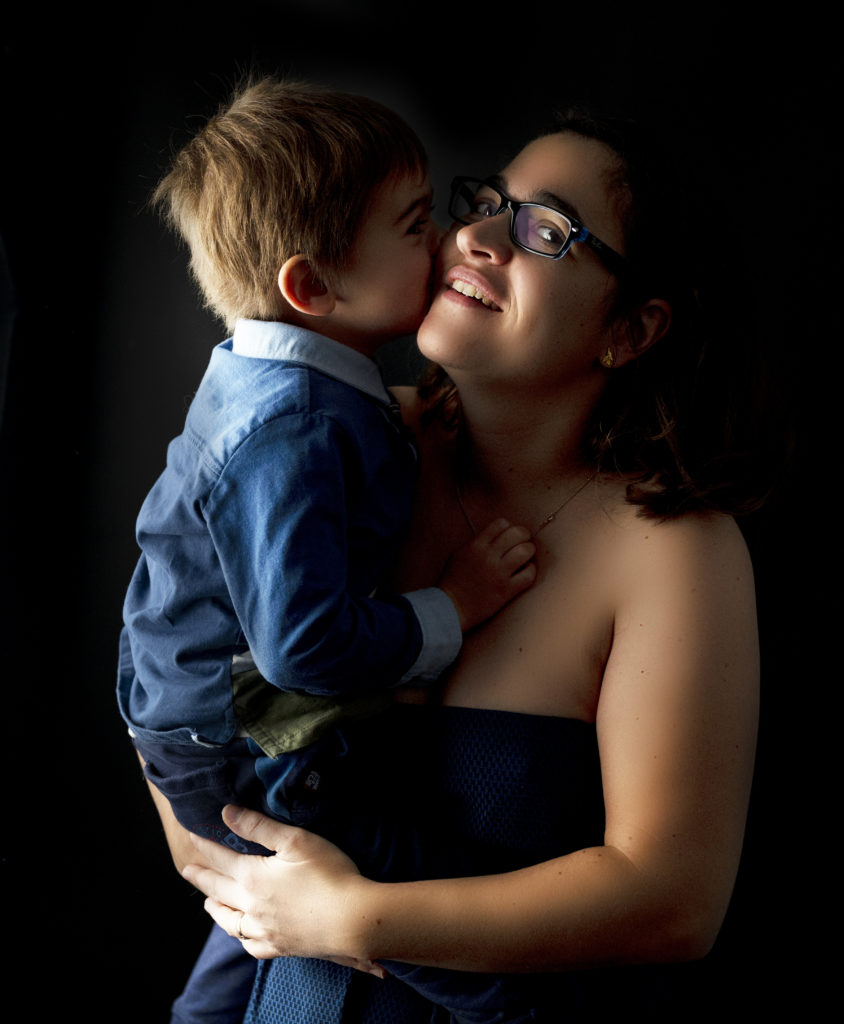 petit garçon qui fait un bisou à sa maman qui le porte dans ses bras photographe bébé famille Houilles Yvelines la Défense