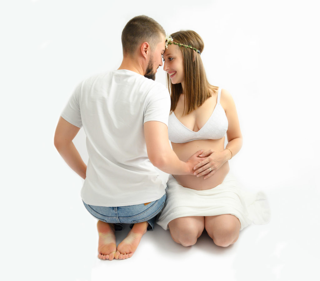Couple à genoux sur fond blanc femme enceinte voile de soie blanc photographe grossesse maternité Houilles la Défense