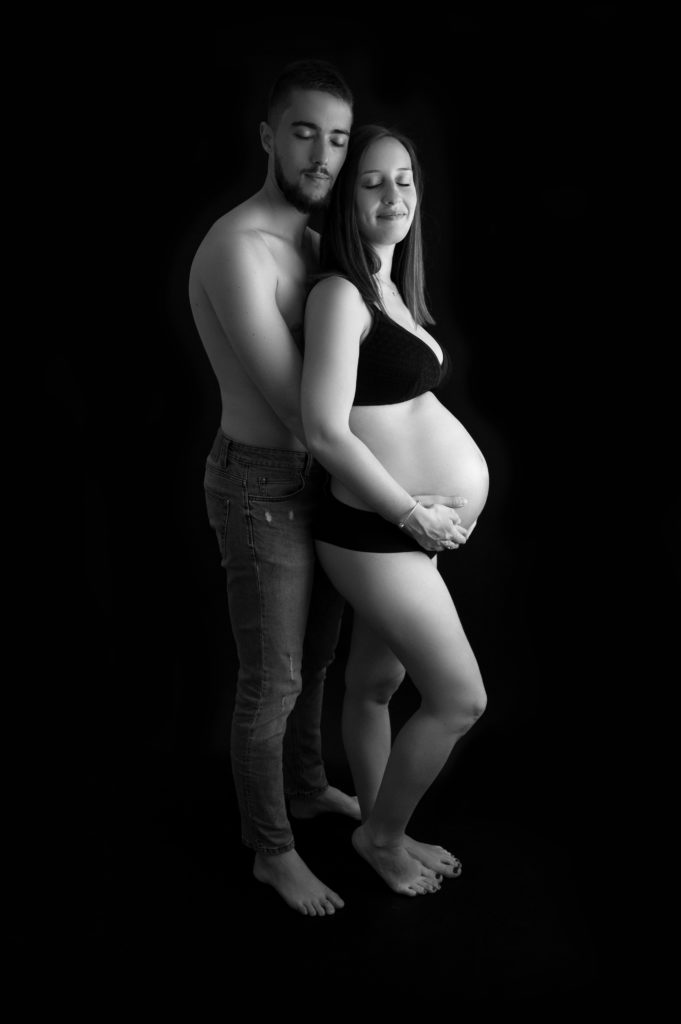 portrait noir et blanc d'un couple femme enceinte photographe grossesse maternité houilles Yvelines la Défense