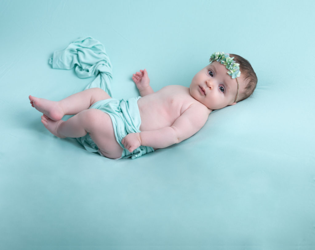 bébé de quatre mois allongée sur posing bag ensemble vert menthe photographe bébé Houilles Yvelines la Défense