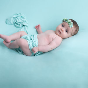 bébé de quatre mois allongée sur posing bag ensemble vert menthe photographe bébé Houilles Yvelines la Défense