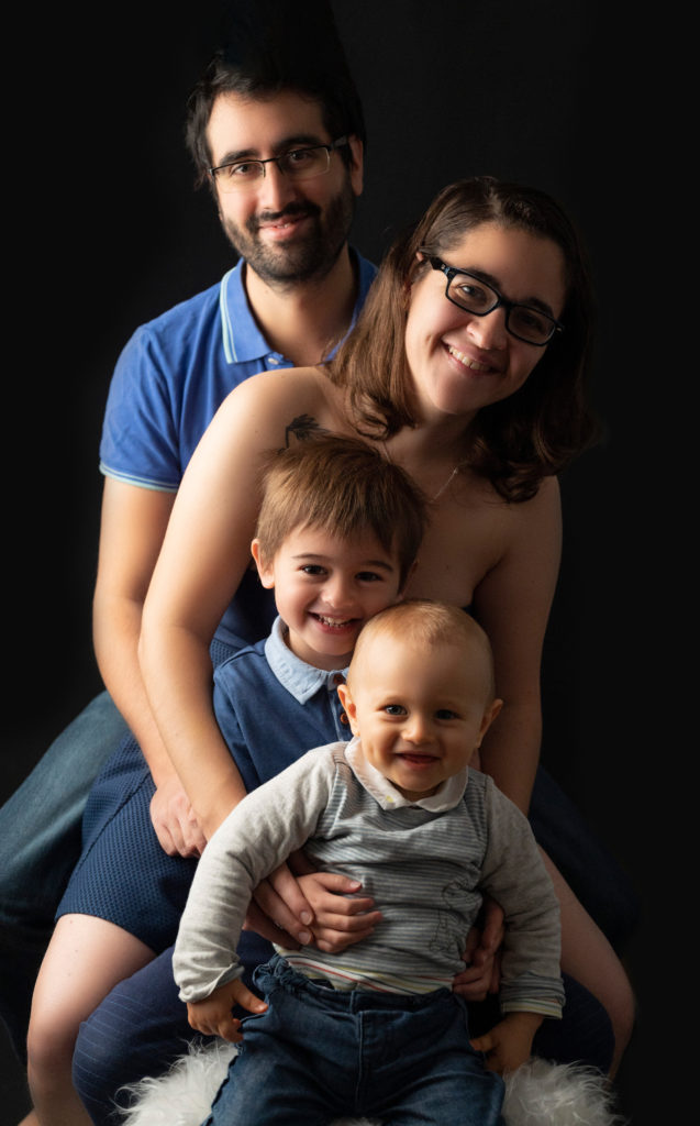 famille assise les uns derrière les autres avec enfant de 4 ans et bébé de 12 mois photographe famille Houilles Yvelines la Défense