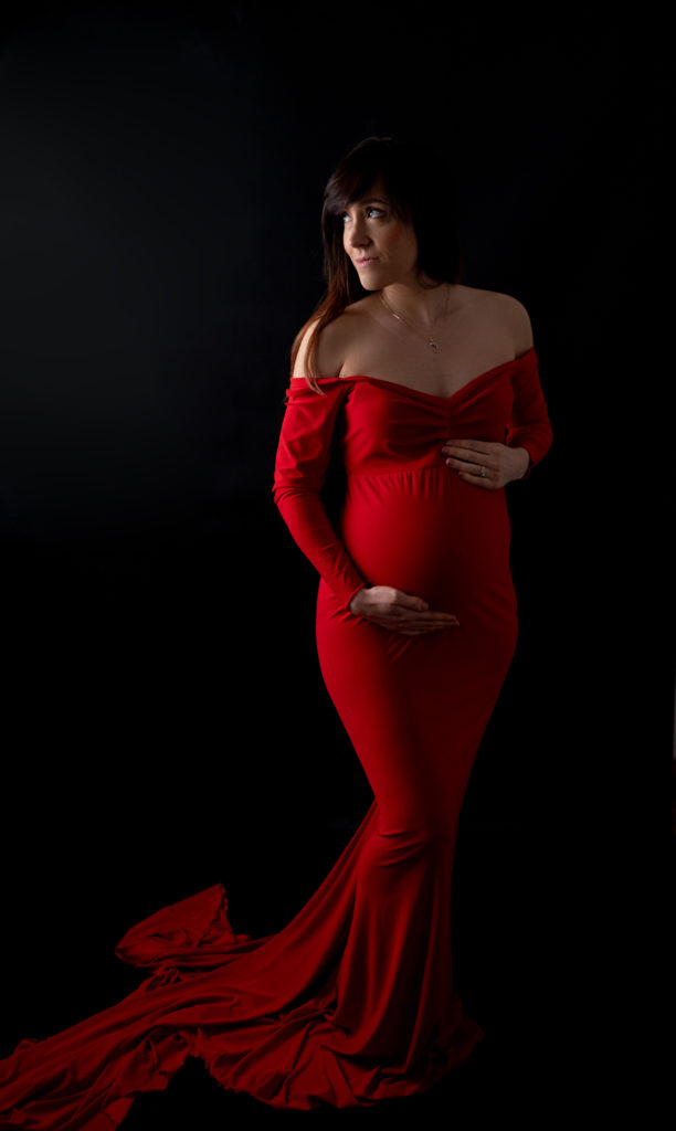 Femme enceinte robe rouge sur fond noir photographe grossesse femme enceinte maternité Houilles Yvelines la Défense