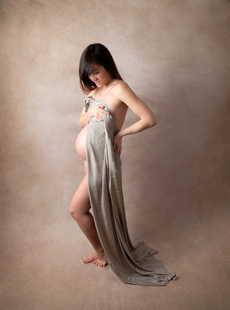femme enceinte fond beige voile de soie sable photographe femme enceinte grossesse maternité Houilles Yvelines la Défense