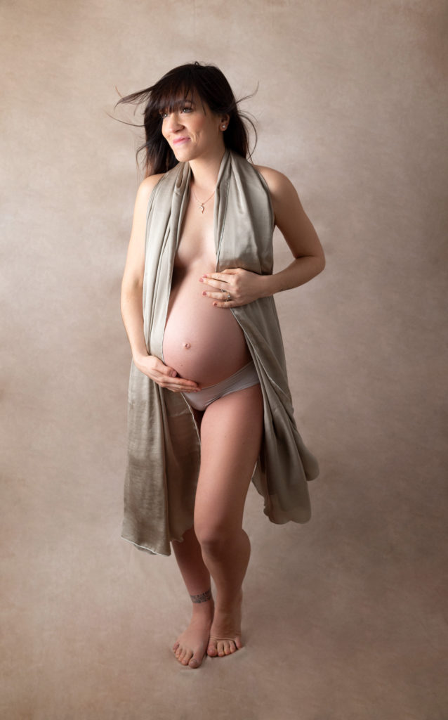 femme enceinte fond beige voile de soie sable photographe femme enceinte grossesse maternité Houilles Yvelines la Défense