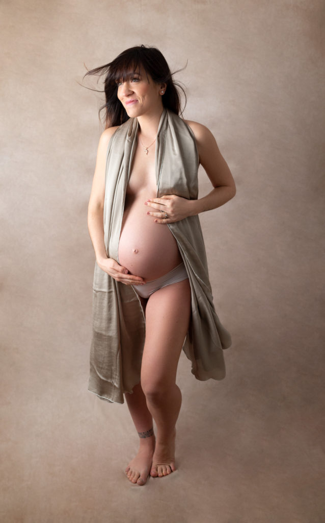 femme enceinte voile de soie beige sur fond beige photographe grossesse maternité femme enceinte Houilles Yvelines la Défense