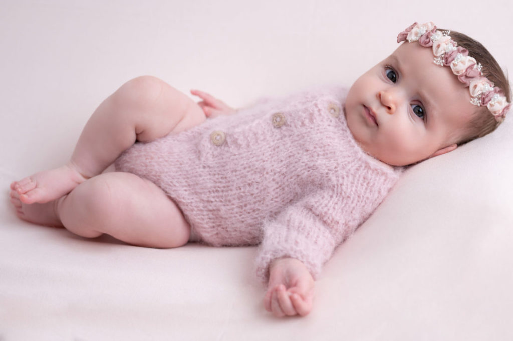 bébé de deux mois body rose laine doudou allongée sur le ventre sur posing bag photographe naissance nouveau-né bébé Houilles Yvelines la Défense