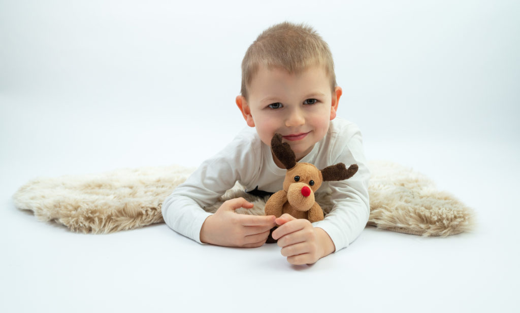 petit garçon assis sur tabouret fond bleu nounours et peluches photographe enfants Houilles Yvelines la Défense