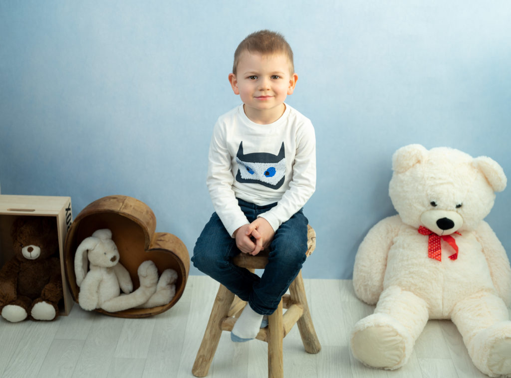 petit garçon fond bleu nounours et peluches photographe enfant Houilles Yvelines la Défense