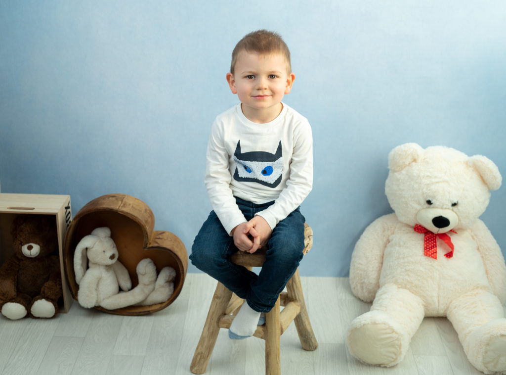 petit garçon assis sur tabouret fond bleu nounours et peluches photographe enfants Houilles Yvelines la Défense