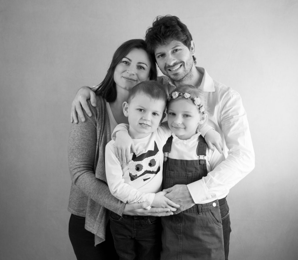portrait noir et blanc d'une famille avec maman, papa, fille ainée et petit frère photographe famille Houilles Yvelines la Défense