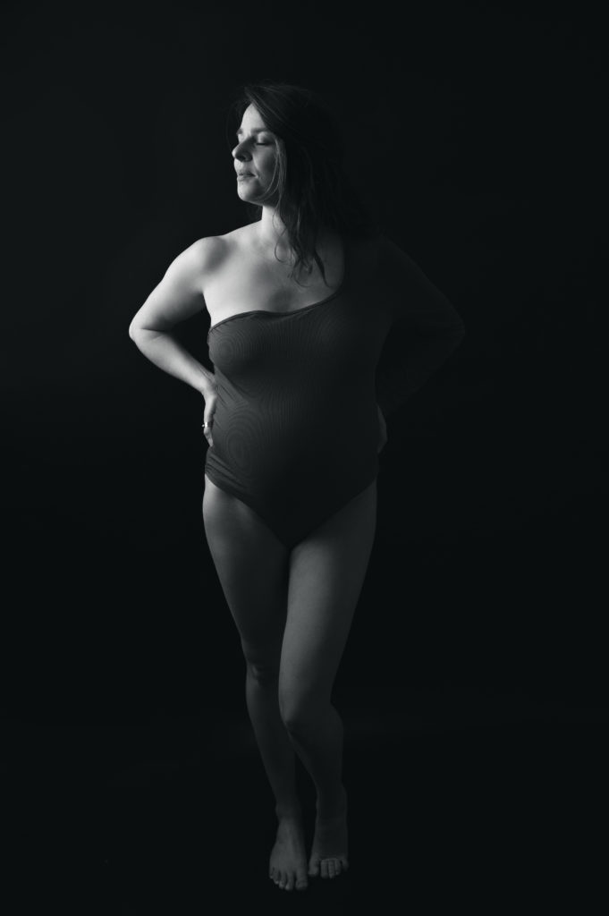 Portrait noir et blanc d'une femme enceinte en body photographe grossesse maternité femme enceinte Houilles Yvelines la Défense