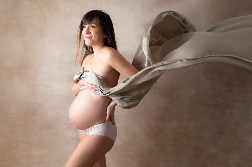 Femme enceinte voile en soie sable qui vole sur fond beige photographe maternité femme enceinte grossesse Houilles Yvelines la Défense