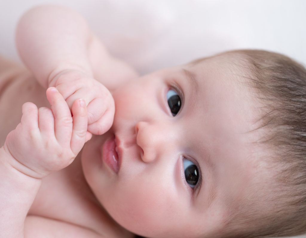 plan serré du visage d'un bébé de trois mois photographe bébé Houilles Yvelines la Défense