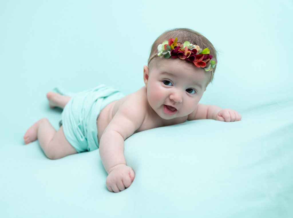 bébé de deux mois décor vert menthe allongée sur le ventre photographe bébé Houilles Yvelines la Défense