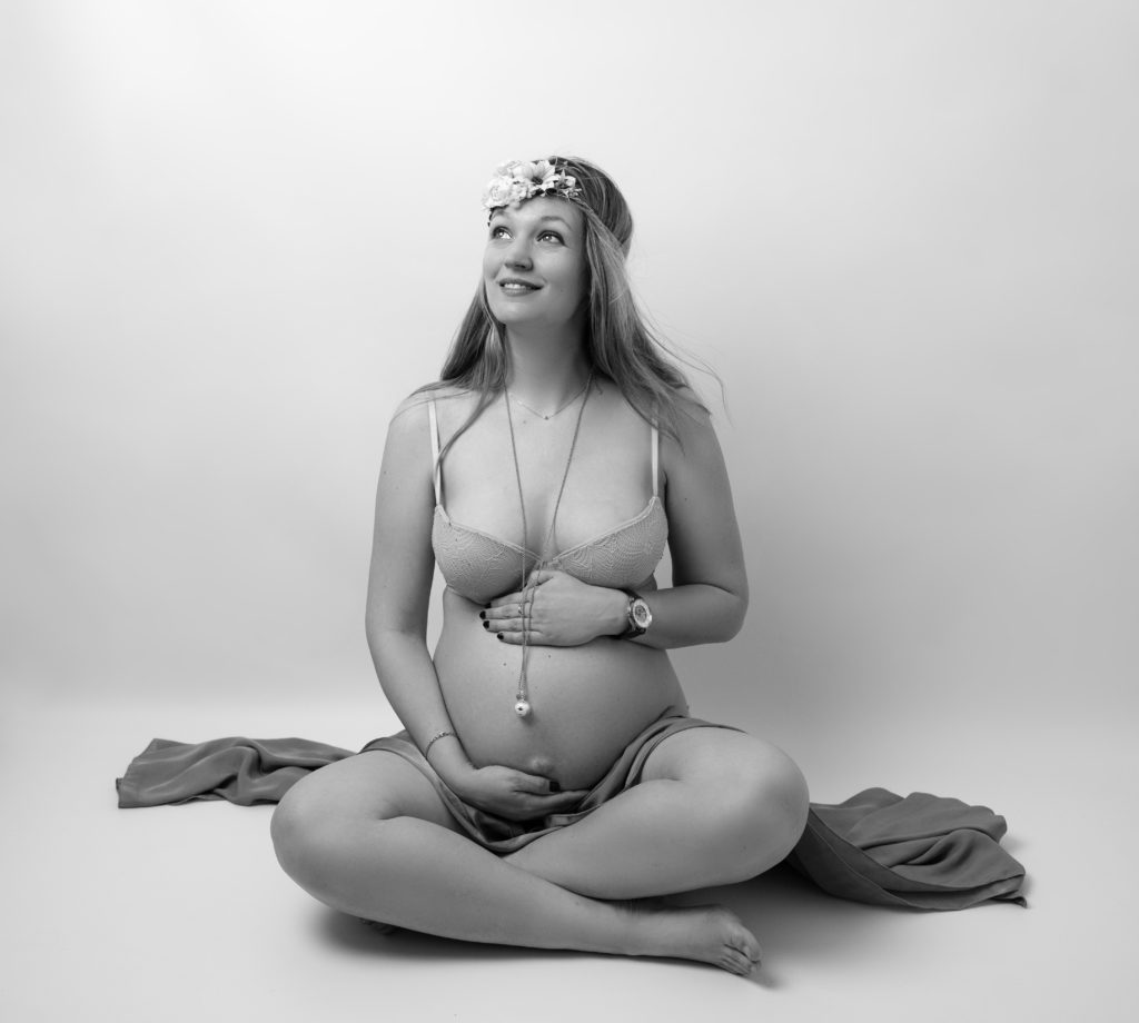 femme enceinte noir et blanc assise en tailleur voile en soie sur les genoux photographe grossesse maternité houilles yvelines la défense