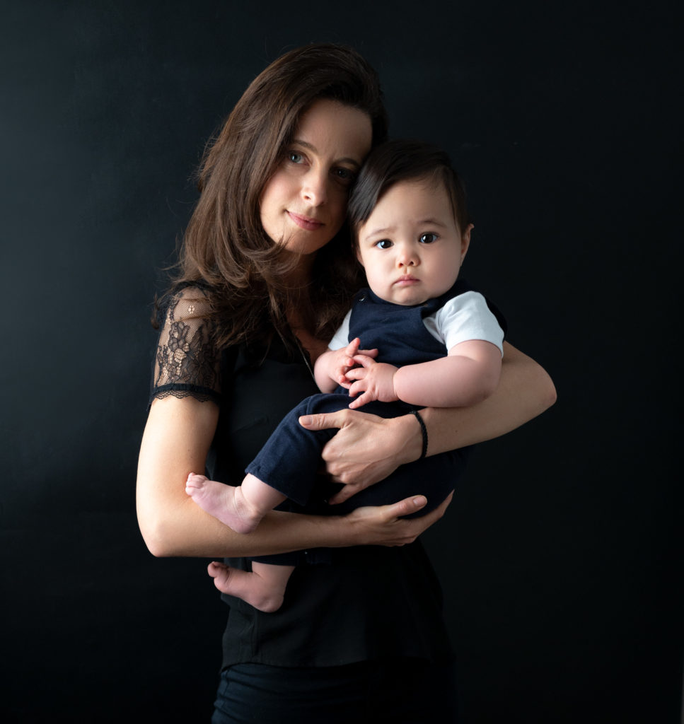 maman et son bébé de huit mois sur fond noir photographe bébé famille Houilles Yvelines la Défense