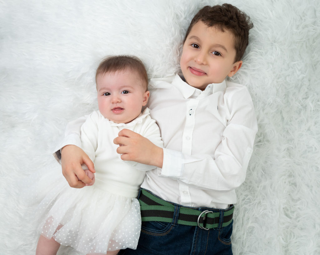 bébé de trois mois et son grand-frère de 6 ans photographe bébé famille Houilles Yvelines la Défense