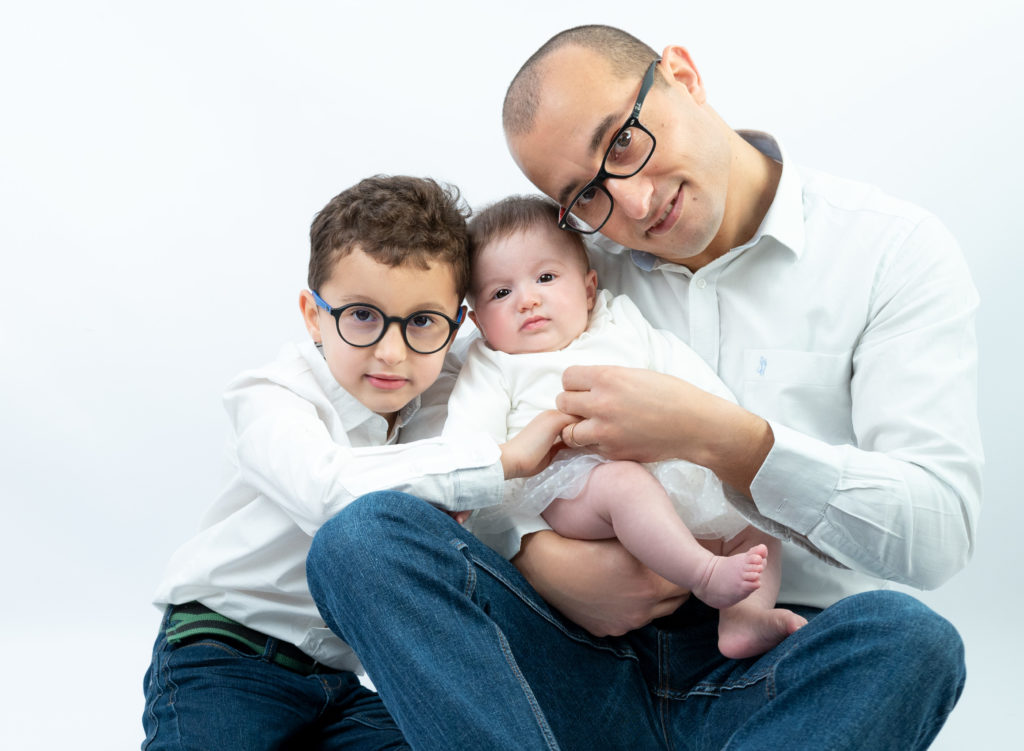 bébé de trois mois entourée de son papa et son grand frère de 6 ans 
photographe bébé famille Houilles Yvelines la Défense
