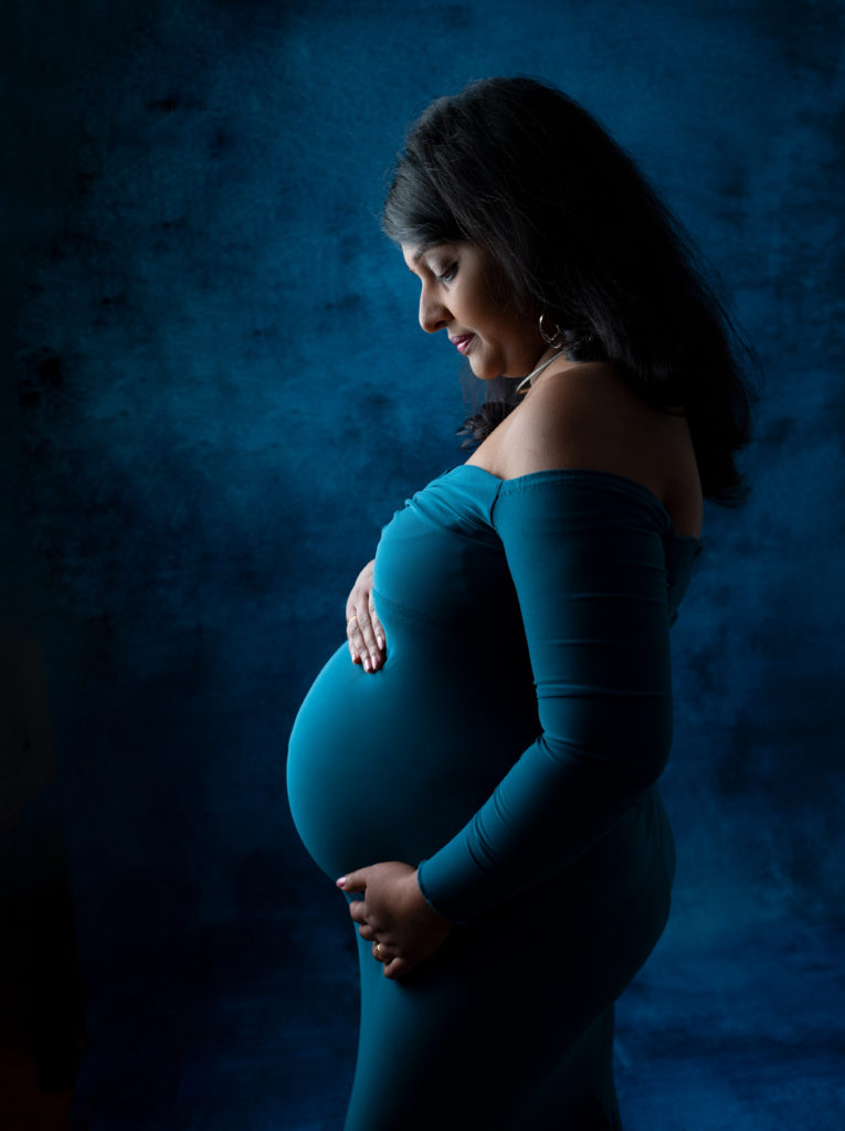 femme enceinte robe bleue sur fond bleu photographe grossesse maternité femme enceinte Houilles Yvelines la Défense