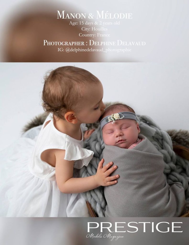 Petite fille de deux ans embrassant sa toute petite-soeur de 15 jours. Delphine Delavaud Photographie photographe naissance nouveau-né famille Houilles Yvelines la Défense