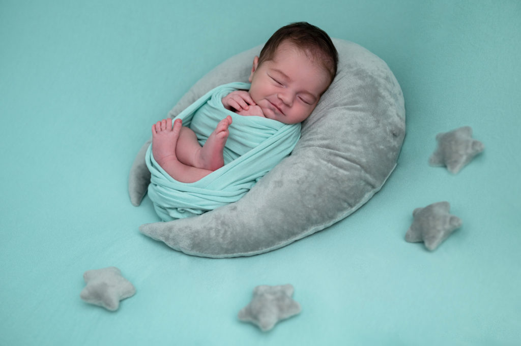 nouveau-né emmailloté de vert menthe endormi sur posing bag vert menthe photographe naissance nouveau-né Houilles Yvelines la Défense