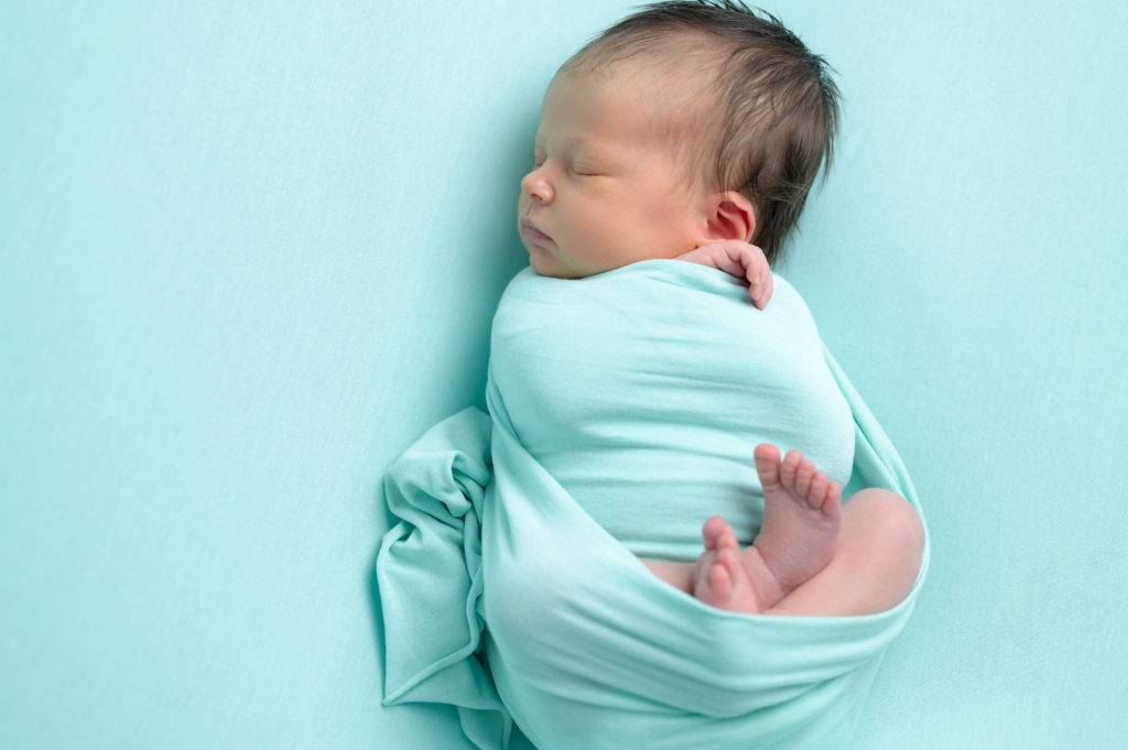 Nouvelle-née emmaillotée de vert menthe endormie sur beanbag photographe naissance nouveau-né Houilles Yvelines la Défense