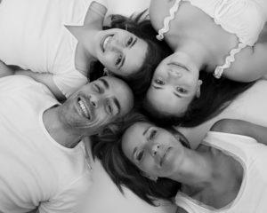 Famille avec deux ados portrait noir et blanc complicité photographe famille Houilles photographe famille Yvelines photographe famille la Défense