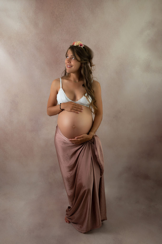 Femme enceinte voile de soie rose fleurs dans les cheveux photographe grossesse maternité femme enceinte Houilles Yvelines la Défense