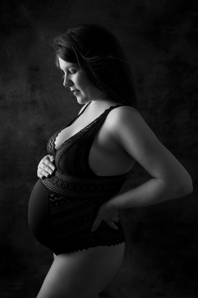 Femme enceinte body en dentelle noir photographe grossesse femme enceinte maternité Houilles Yvelines la Défense