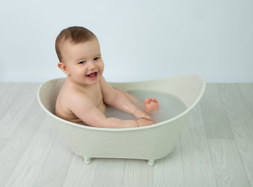 bébé de un an dans un bain de lait photographe bébé Houilles Yvelines la Défense