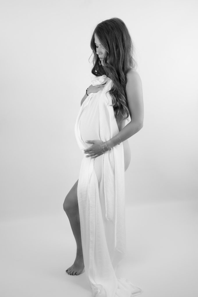 portrait noir et blanc d'une femme enceinte voile de soie blanc photographe grossesse maternité femme enceinte Houilles Yvelines la Défense