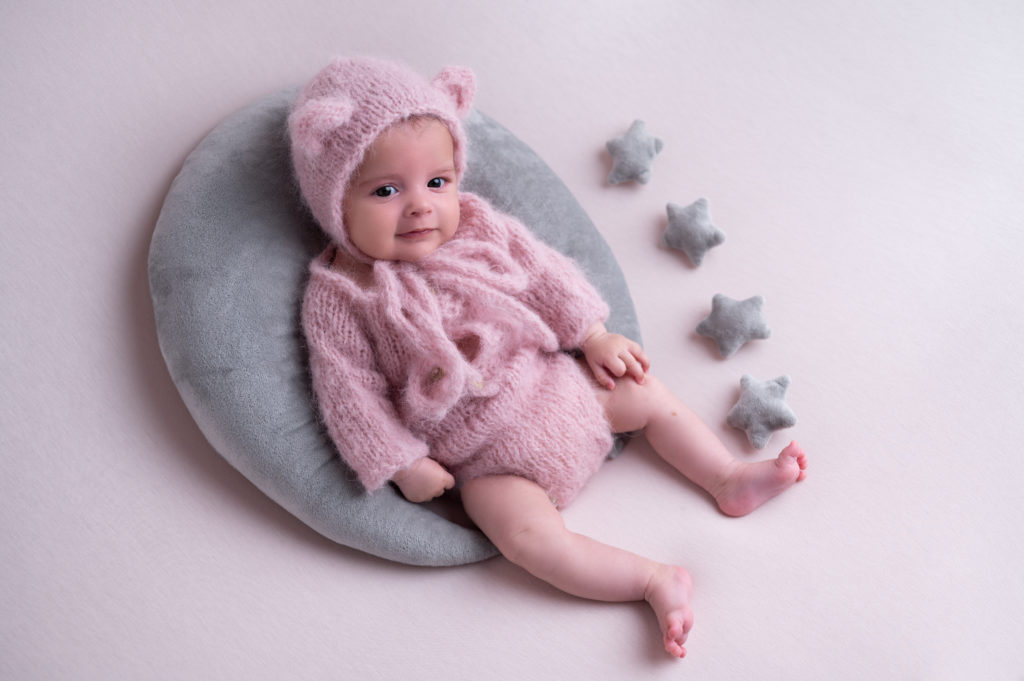 bébé de deux mois body et bonnet à oreilles d'ours rose sur posing bag  photographe bébé Houilles photographe bébé la Défense photographe bébé Yvelines photographe bébé