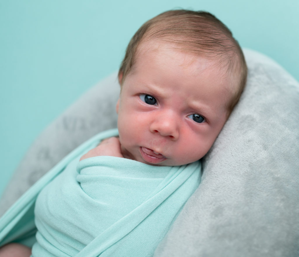nouveau-né emmailloté de vert menthe regard objectif photographe nouveau né naissance bébé Houilles Yvelines la Défense