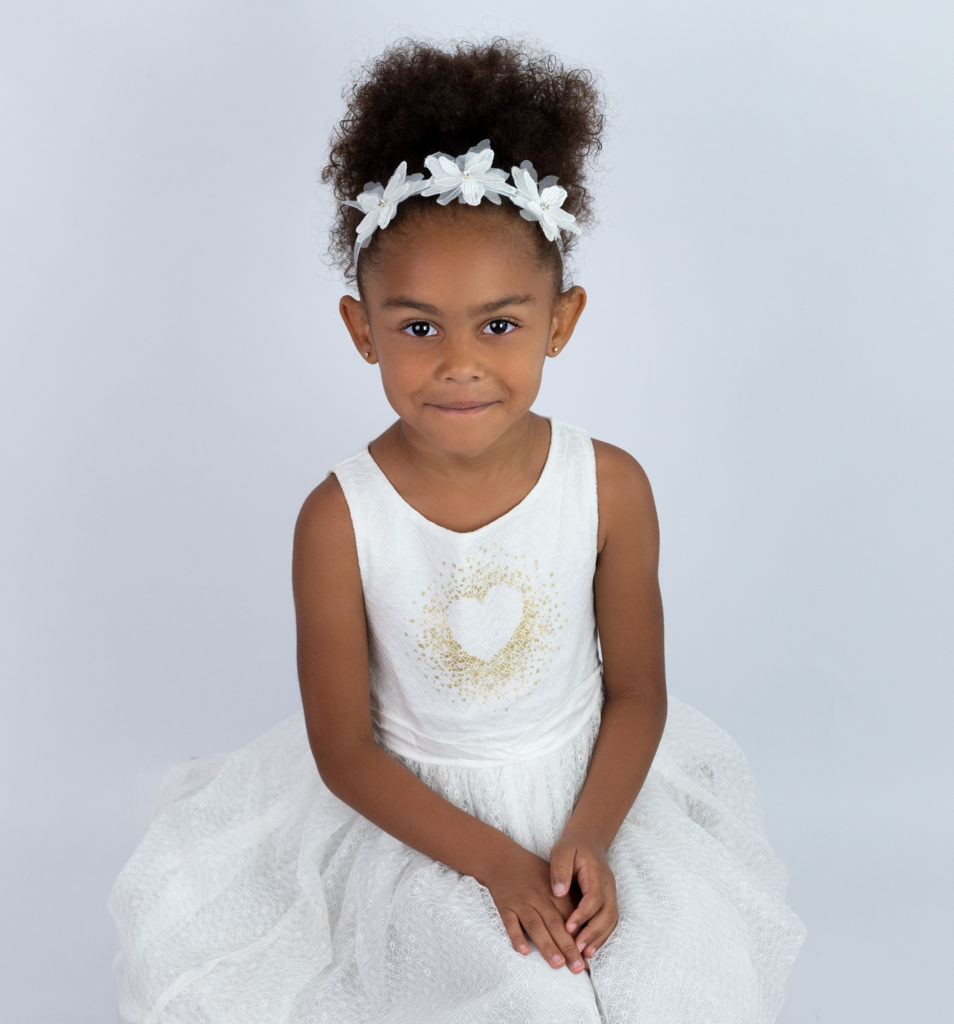 petite fille robe blanche bandeau blanc photographe enfants Houilles Yvelines la Défense