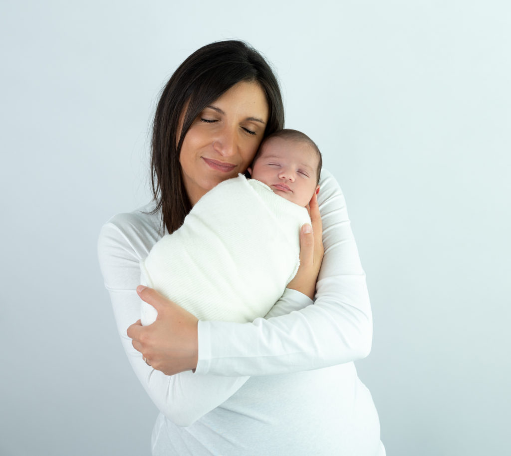 nouvelle-née endormie dans les bras de sa maman photographe naissance famille Houilles Yvelines la Défense