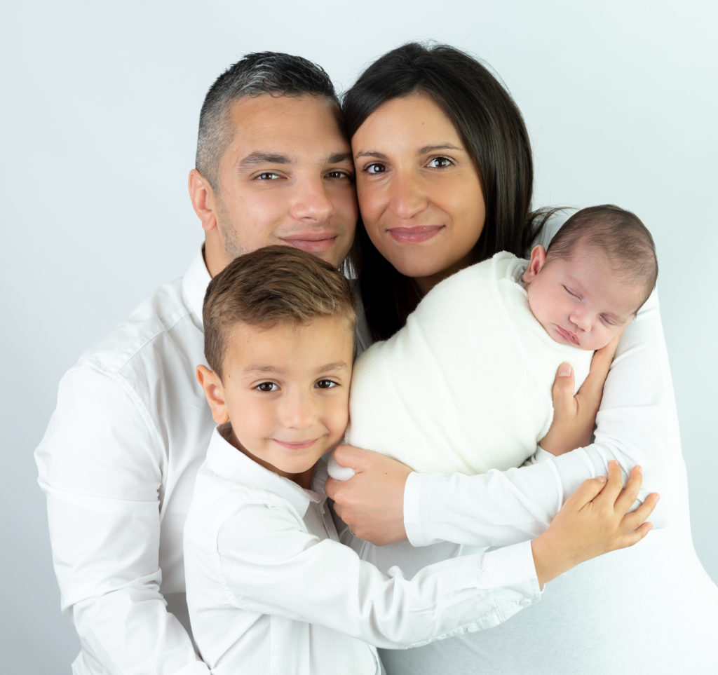 photo naissance en famille photographe nouveau-né bébé famille Houilles Yvelines la Défense