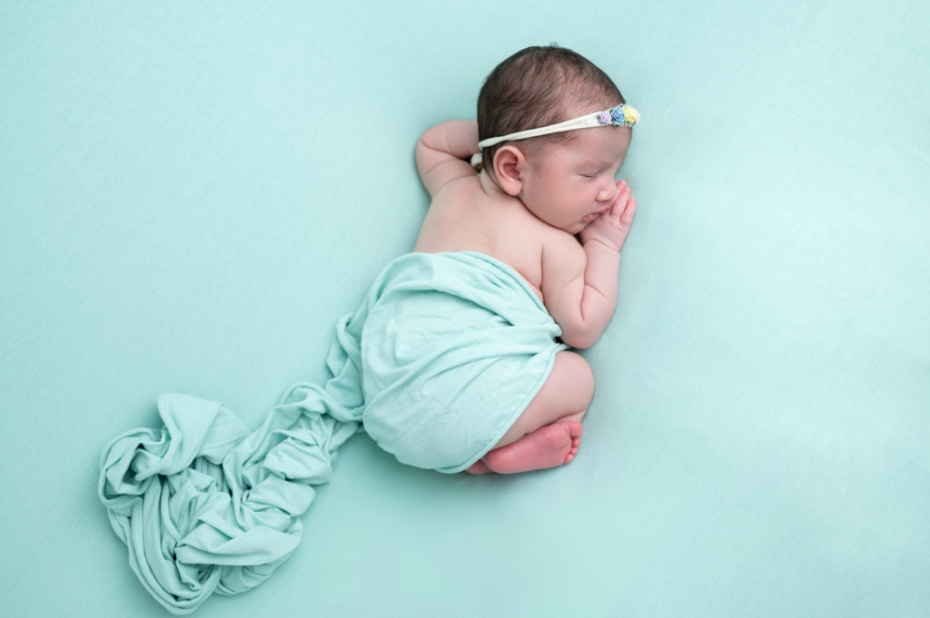 bébé endormie sur posing bag vert menthe en pose bumup photographe naissance nouveau-né Houilles Yvelines la Défense