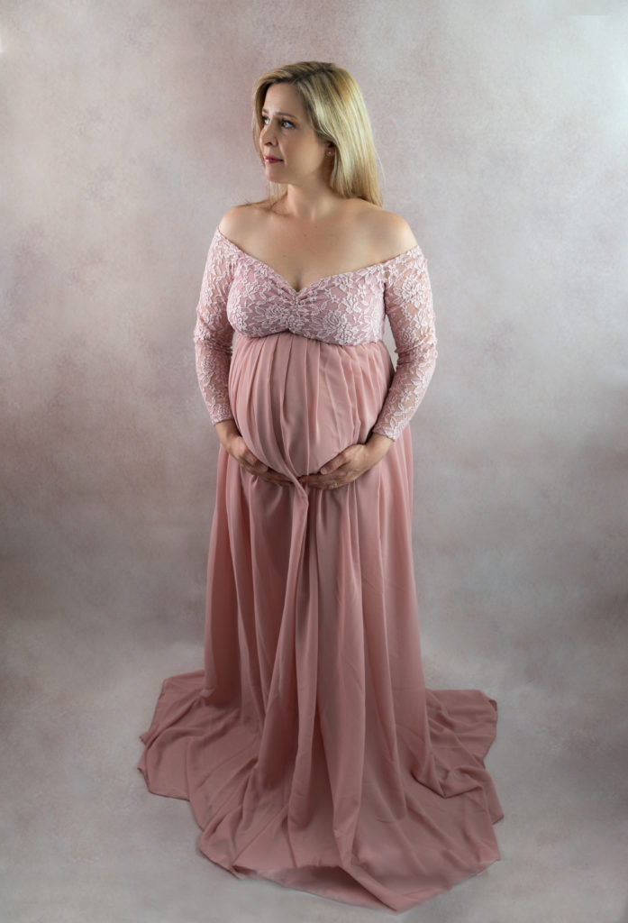 Femme enceinte robe de créatrice rose sur fond rose photographe grossesse maternité Houilles Yvelines la Défense