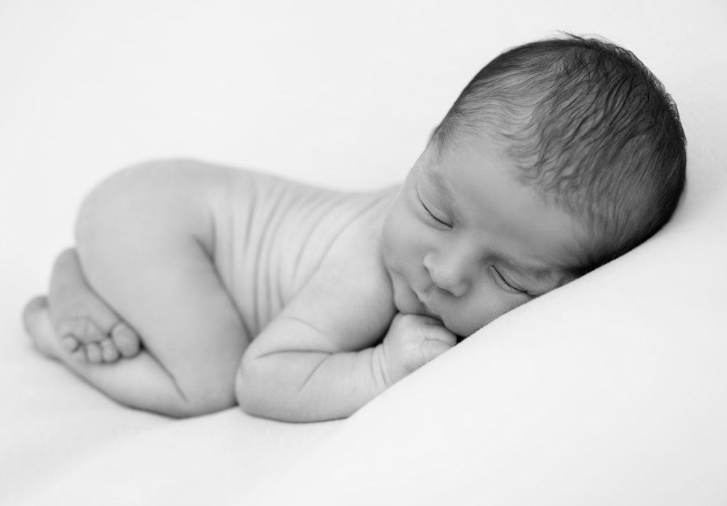 nouveau-né endormi en pose bumup sur posing bag noir et blanc photographe naissance bébé Houilles Yvelines la Défense Paris