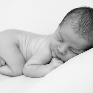 nouveau-né endormi en pose bumup sur posing bag noir et blanc photographe naissance bébé Houilles Yvelines la Défense Paris