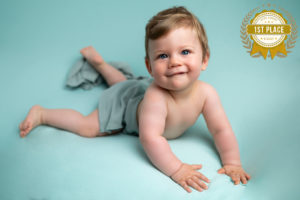 photo bébé allongé sur le ventre sur posing bag vert menthe photographe bébé Houilles Yvelines la Défense