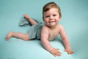bébé de 10 mois allongé sur le ventre sur posing bag vert menthe  photographe bébé Houilles photographe bébé la Défense photographe bébé Yvelines photographe bébé