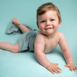 bébé de 10 mois allongé sur le ventre sur posing bag vert menthe photographe bébé famille Houilles Yvelines la Défense