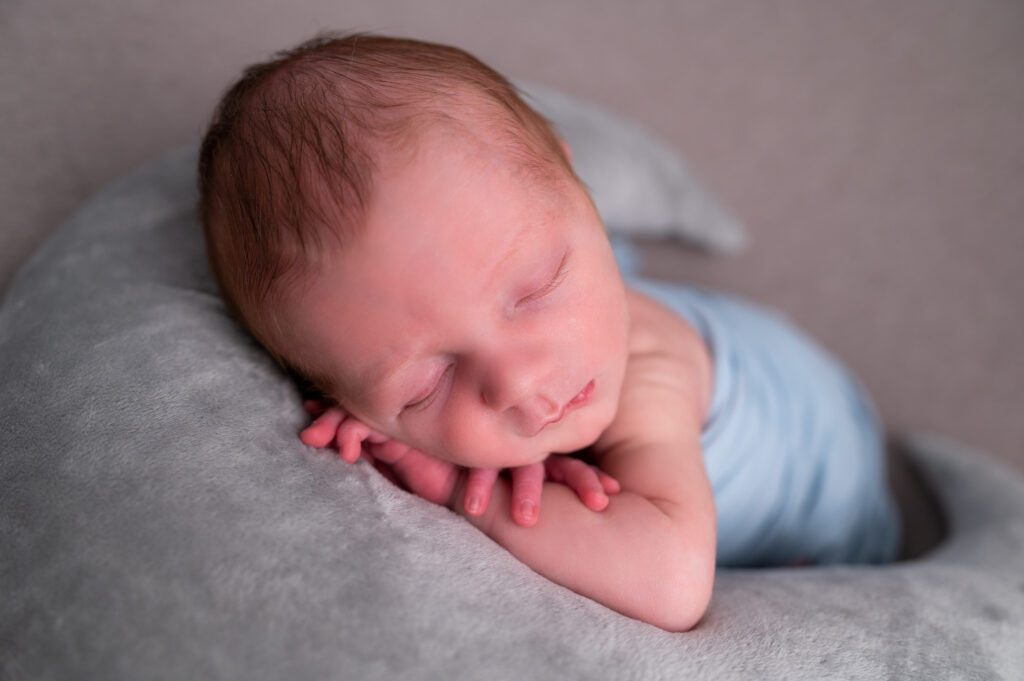 Nouveau-né endormi sur une lune photographe naissance nouveau-né bébé Houilles Yvelines la Défense