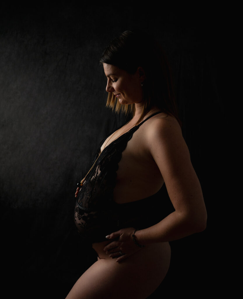 Femme enceinte body de dentelle noire fond noir photographe grossesse Houilles photographe femme enceinte Houilles photographe grossesse la Défense photographe grossesse Yvelines
